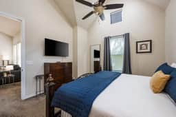 Russell Retreat: Stylish 2BR/2BA Modern Cottage - Image 4