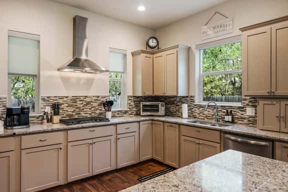 Russell Retreat: Stylish 2BR/2BA Modern Cottage - Image 1
