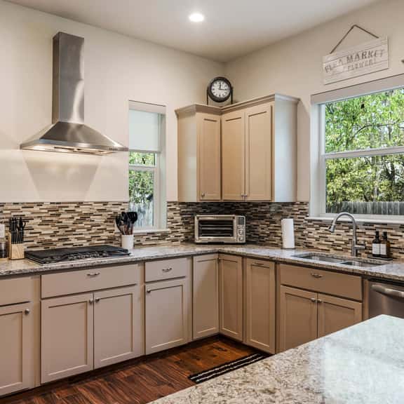 Russell Retreat: Stylish 2BR/2BA Modern Cottage - Image 1