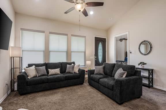 Russell Retreat: Stylish 2BR/2BA Modern Cottage - Image 2