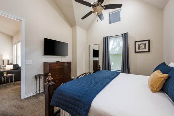 Russell Retreat: Stylish 2BR/2BA Modern Cottage - Image 4