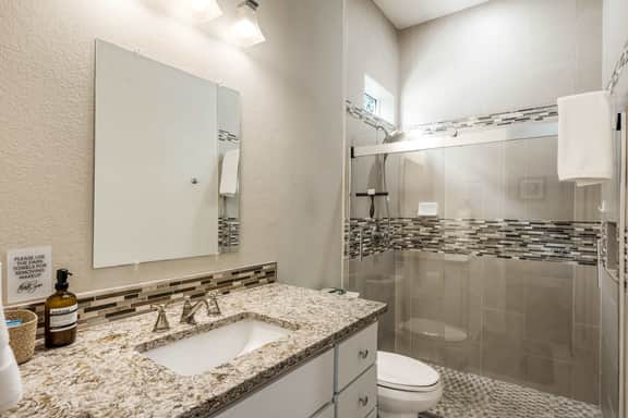 Russell Retreat: Stylish 2BR/2BA Modern Cottage - Image 3